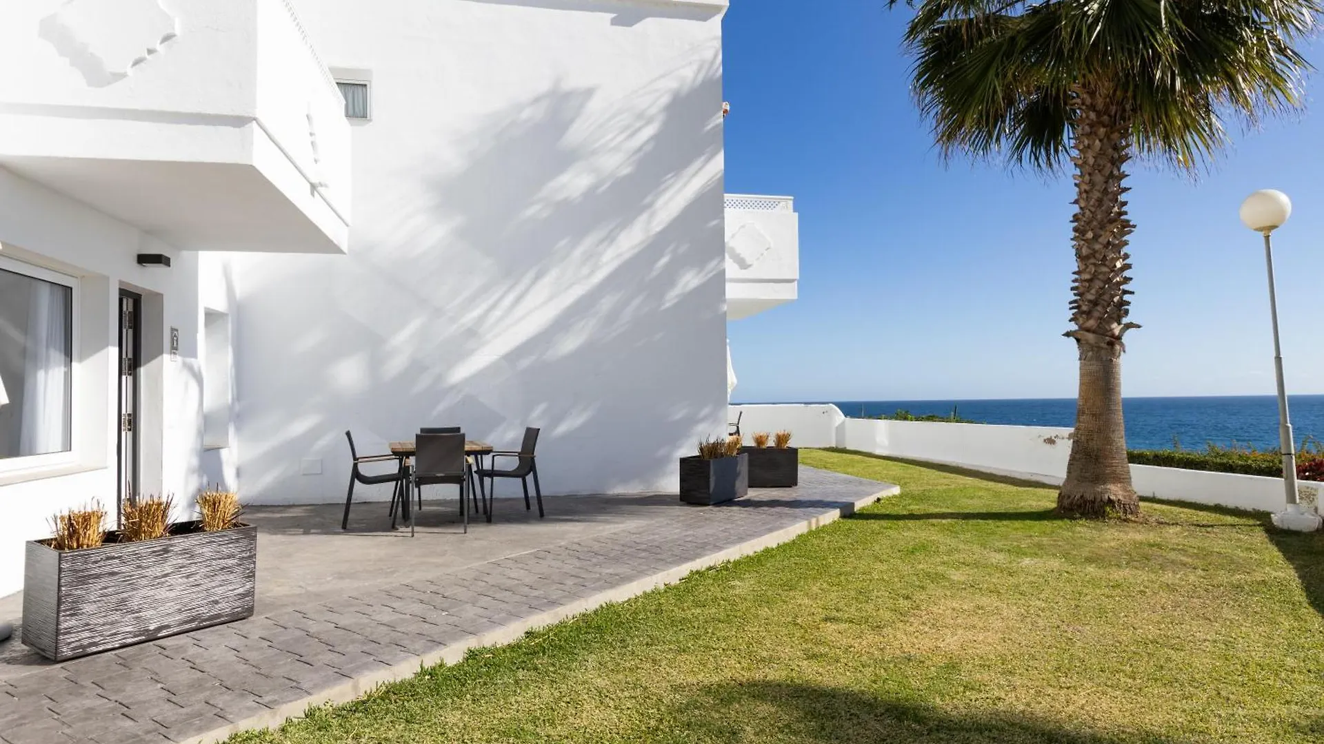 Ramada Hotel & Suites By Wyndham Costa Del Sol 푸엔히롤라 3*,