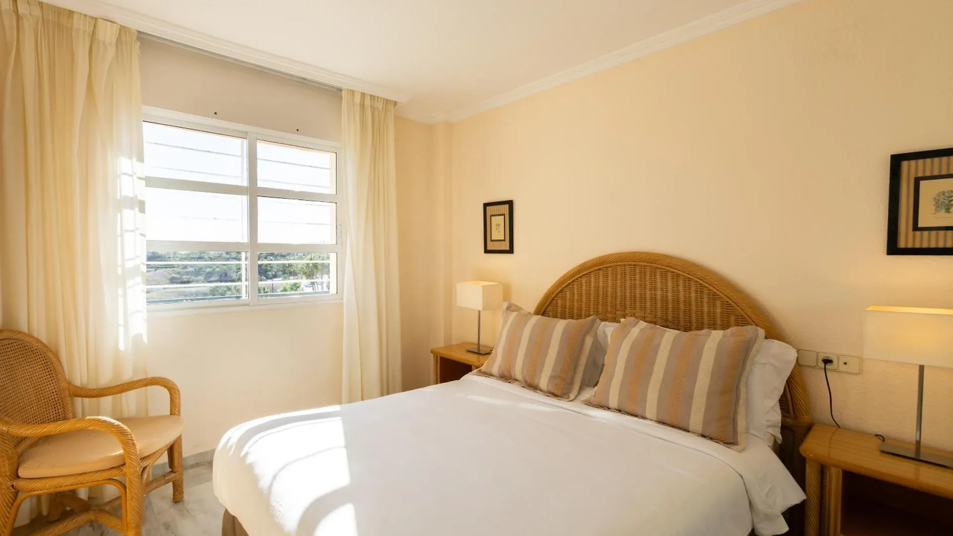 Ramada Hotel & Suites By Wyndham Costa Del Sol 푸엔히롤라 3*,